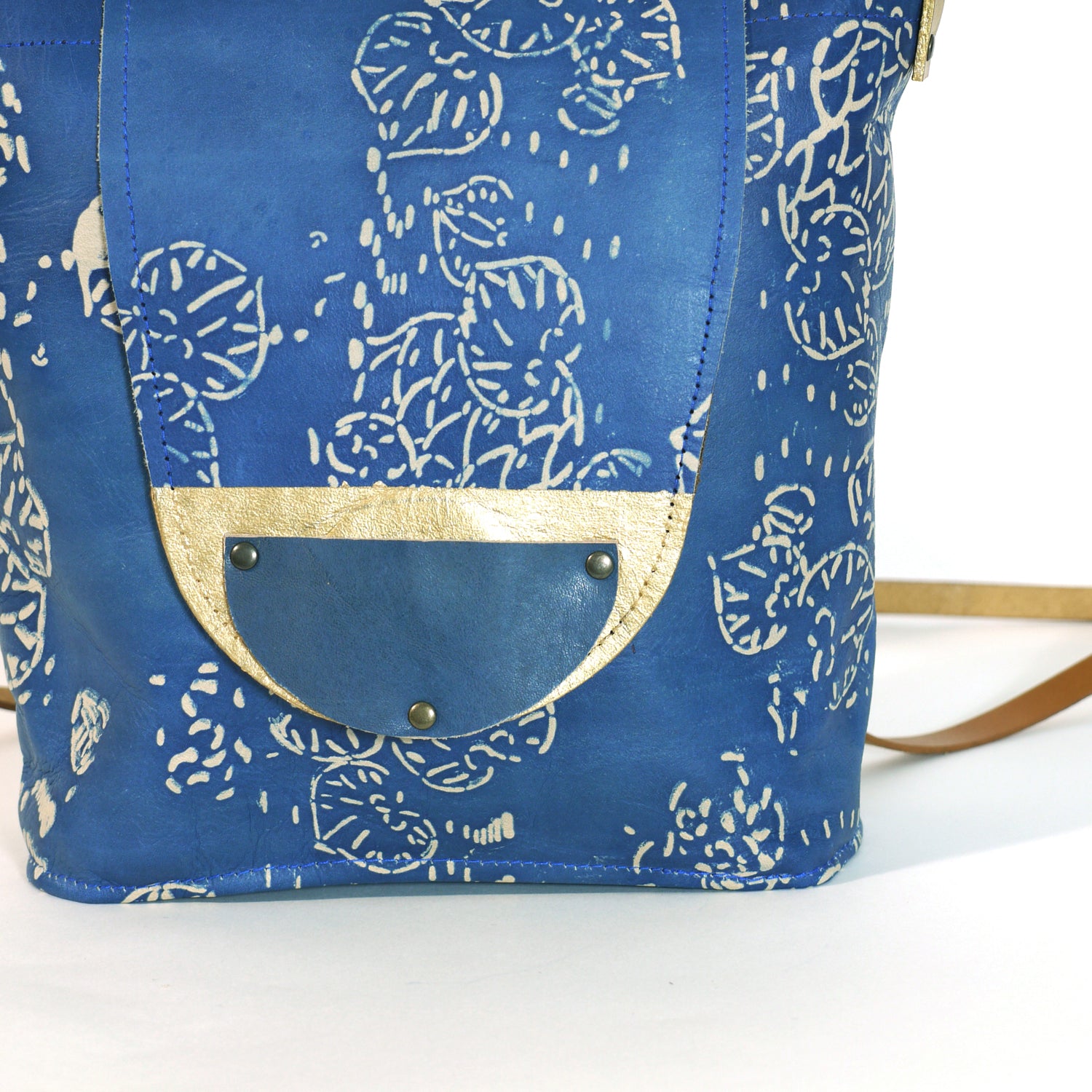 FLORAL INDIGO bucket shoulder bag.