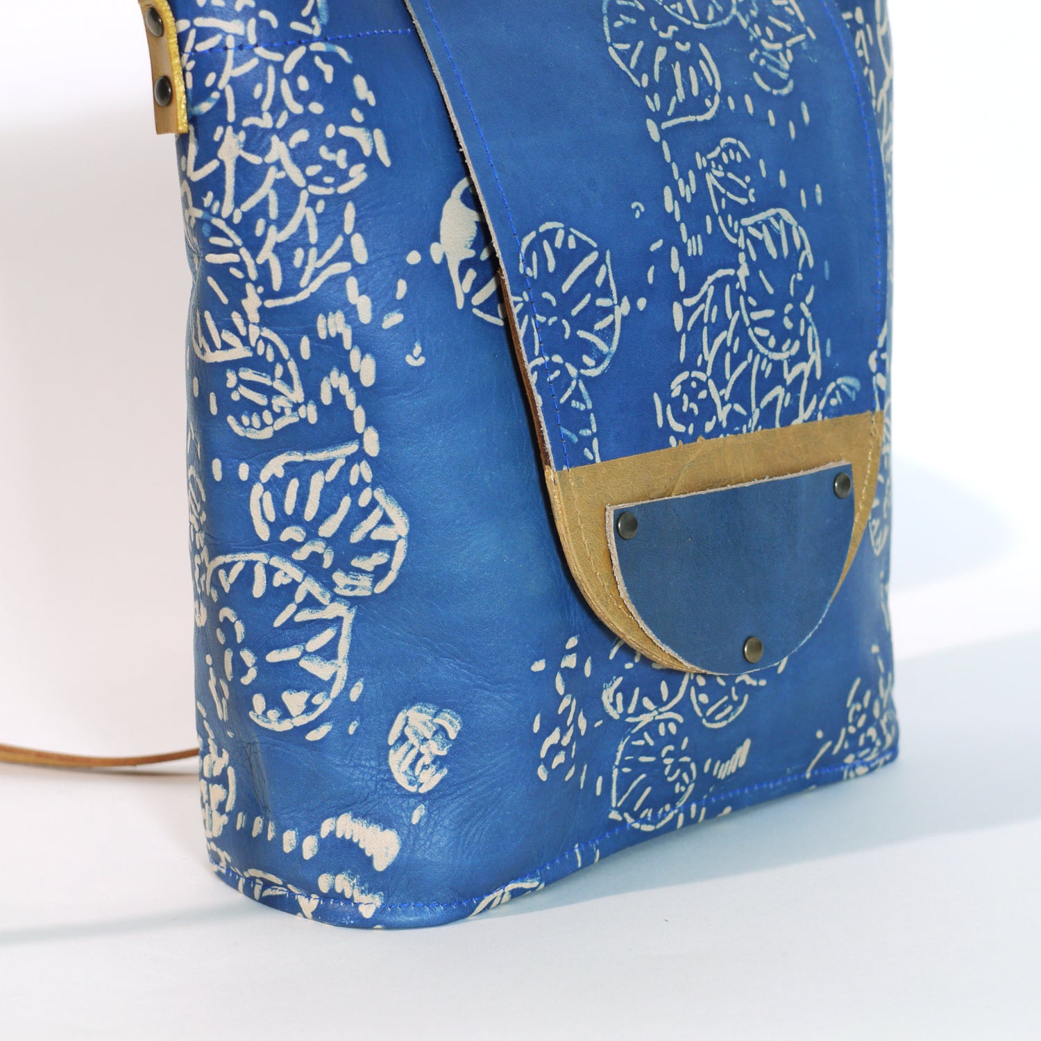 FLORAL INDIGO bucket shoulder bag.