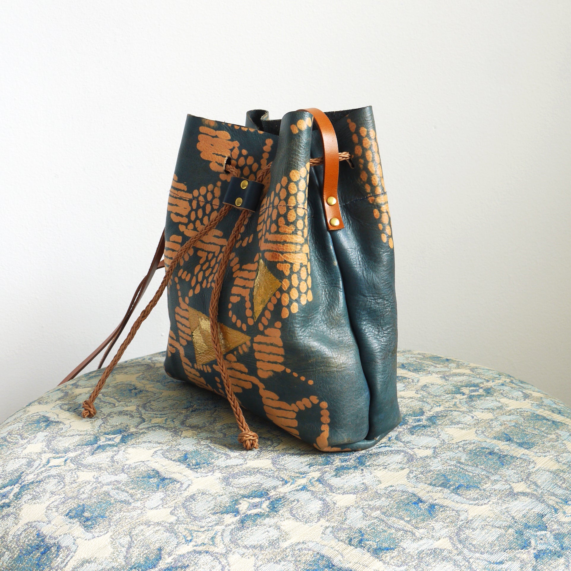 Bucket Bag 02. indigo leather shoulder bag