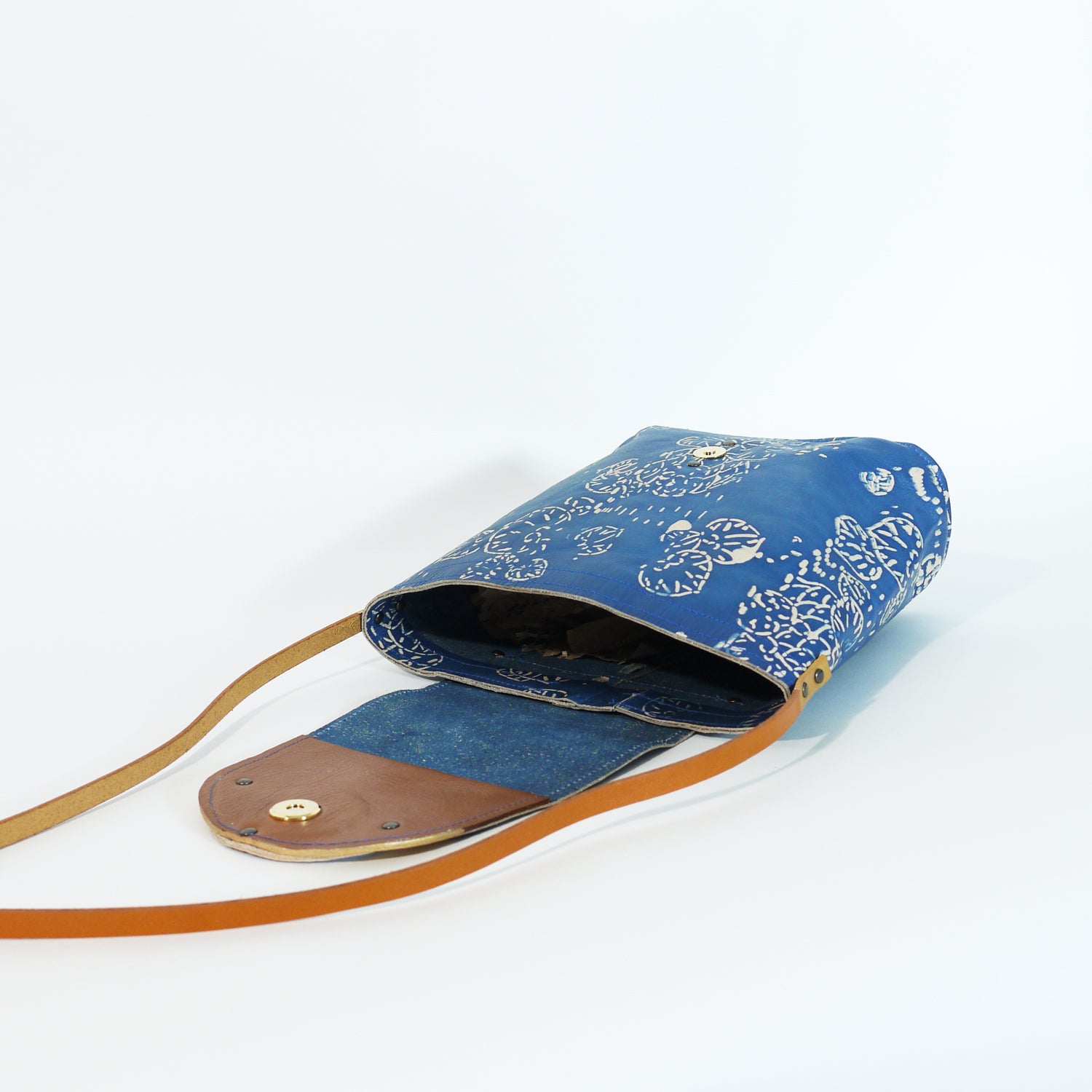 FLORAL INDIGO bucket shoulder bag.